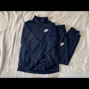 navy blue Nike men’s tracksuit ⛄️💙
